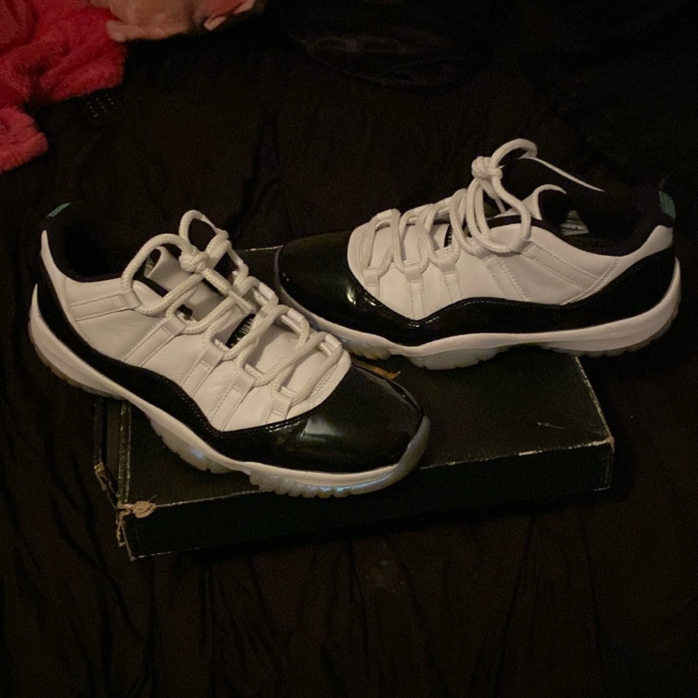 Size 11 Jordan 11 low iridescent/emerald